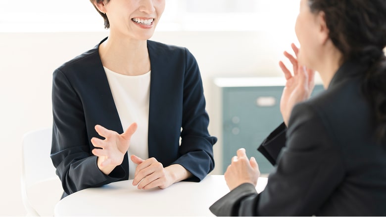 企業との面談で実際の働き方や雰囲気について相談している様子